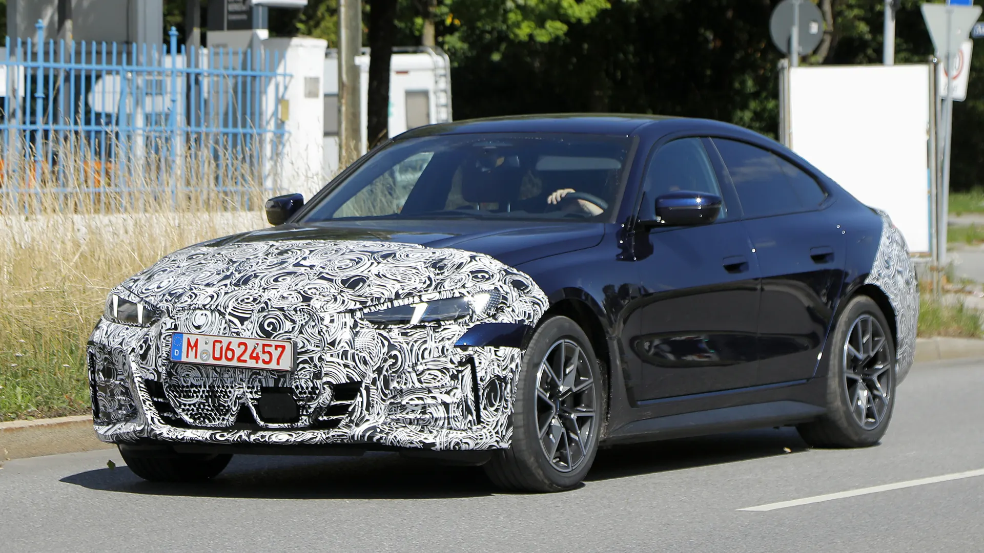 BMW i4 – front