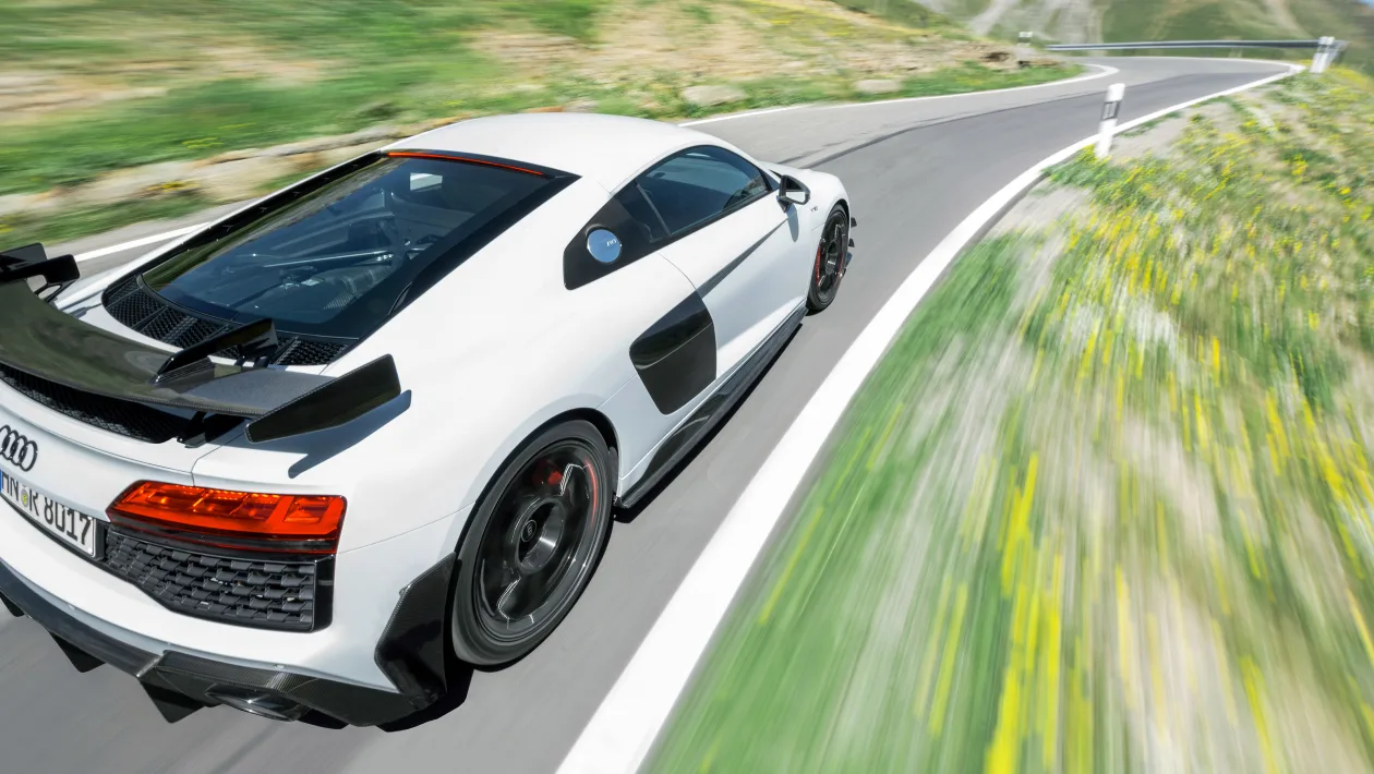 Audi R8 V10 GT RWD v Lamborghini Huracan Tecnica