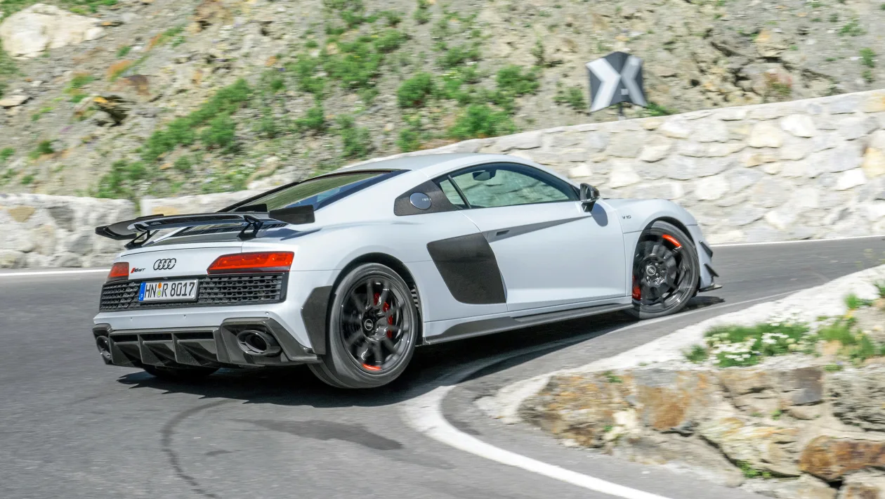 Audi R8 V10 GT RWD v Lamborghini Huracan Tecnica