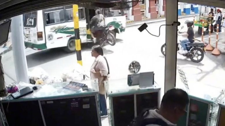 دراج ناري يتحول إلى وسائل النقل العام في منتصف رحلته